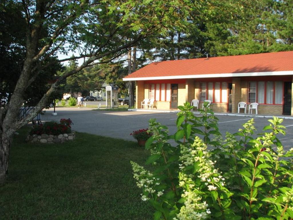 Red Top Motor Inn Iron Bridge ภายนอก รูปภาพ